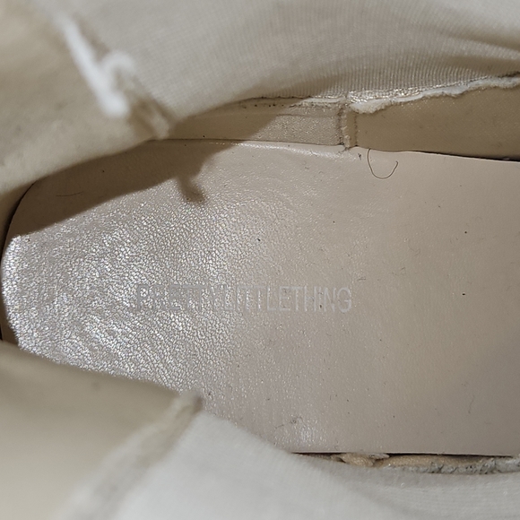 Pretty Little Thing Cream Pu Croc Chunky Sole Chelsea Ankle Boots - Picture 5 of 8